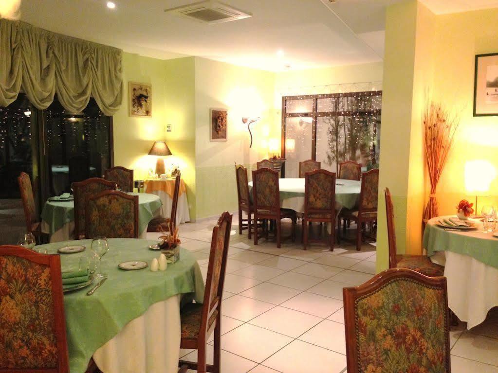Logis Hotel Restaurant L'Oree Des Bois La Breille-les-Pins Экстерьер фото