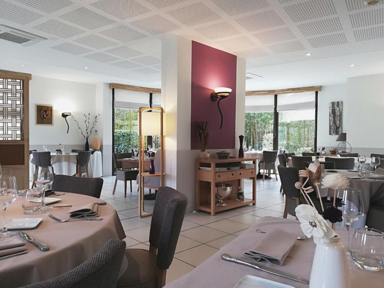 Logis Hotel Restaurant L'Oree Des Bois La Breille-les-Pins Экстерьер фото